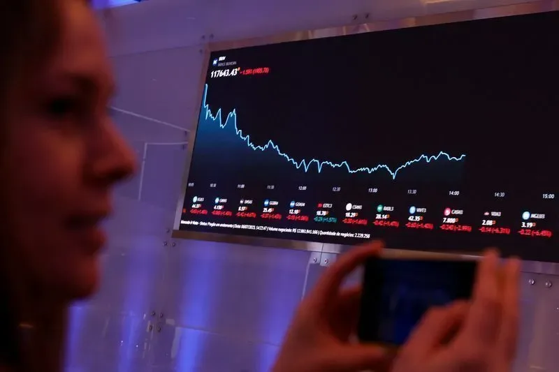 Ibovespa recua 0,56% apesar de deflação no Brasil; dólar sobe 0,47%