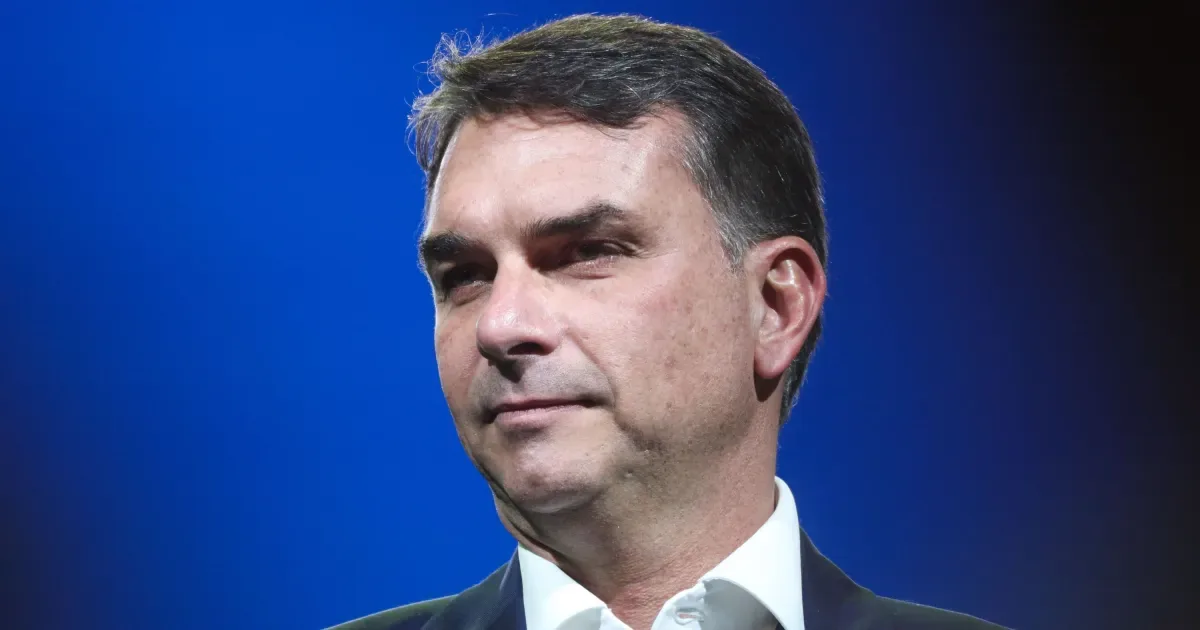 Flávio Bolsonaro anuncia retorno de Jair a rodeio de Jaguariúna