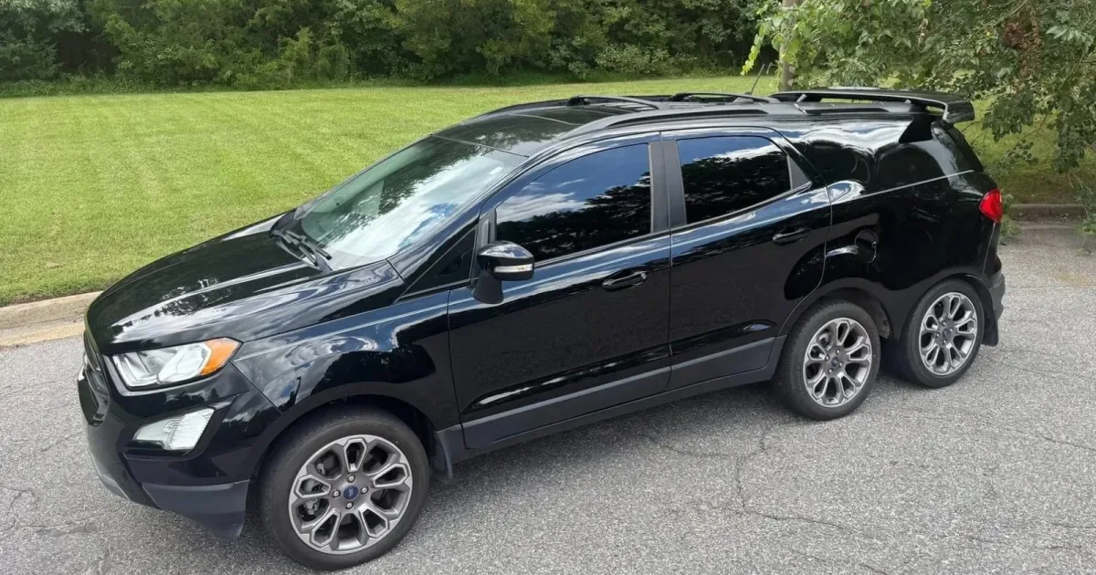 Ford EcoSport modificado com 6 rodas é arrematado por R$ 55 mil