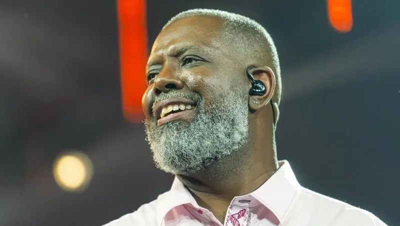 Péricles reúne gerações e estilos no álbum “Camuflagem”
