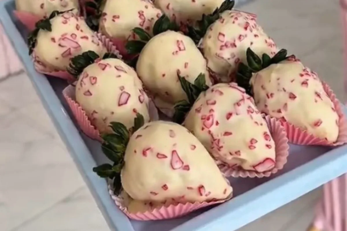 Morango cravejado: veja como preparar o doce crocante em casa