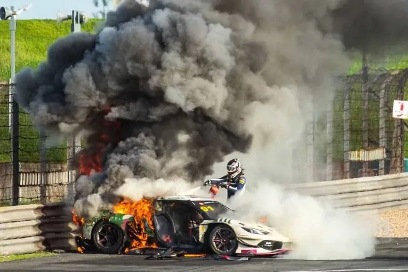 Millroy relata fraturas após ser retirado de carro em chamas no China GT