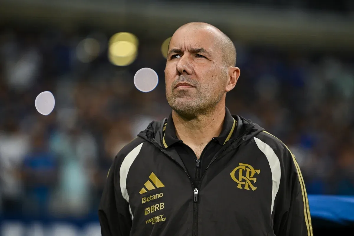 Flamengo chega à ponta com 54 pontos, mas Jardim cobra trabalho e respeito