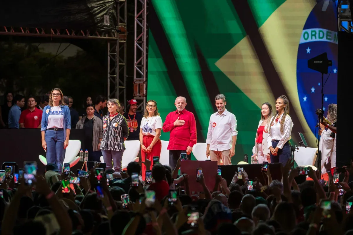 Janja critica família Bolsonaro durante ato de campanha em Ceilândia