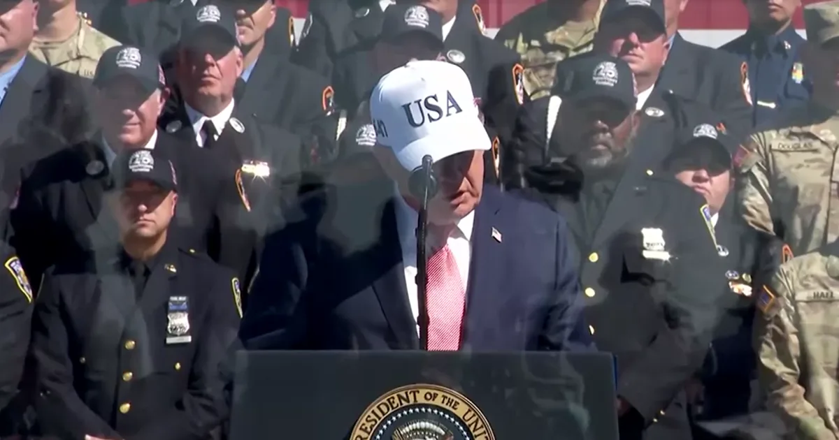 Trump usa cerimônia do 11 de Setembro para defender guerra contra o Irã