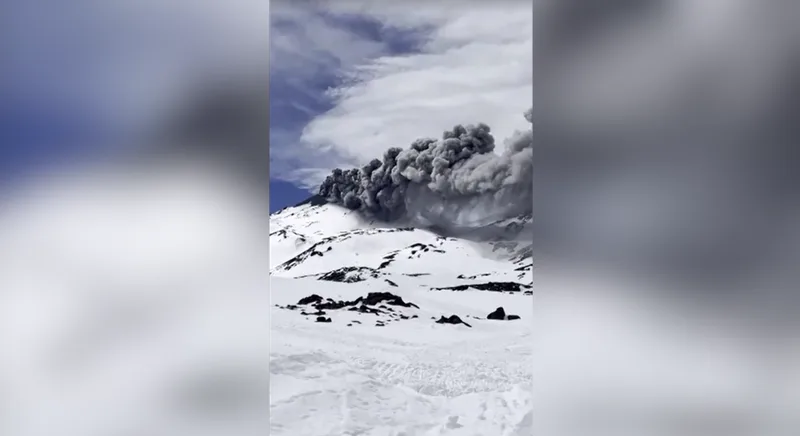 Vulcão Chillán registra pulso eruptivo com coluna de fumaça no Chile