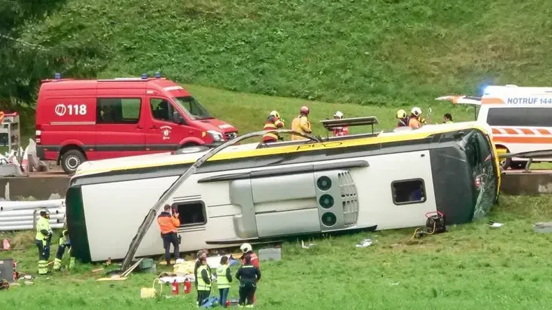 Tombamento de ônibus turístico mata cinco e deixa 40 feridos na Suíça