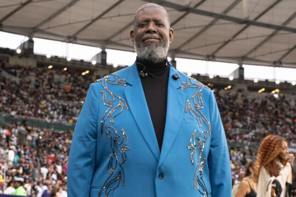 Péricles interpreta hino do Brasil antes de Cowboys x Ravens no Maracanã