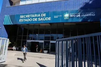 Menina com síndrome do intestino curto aguarda medicamento no Rio