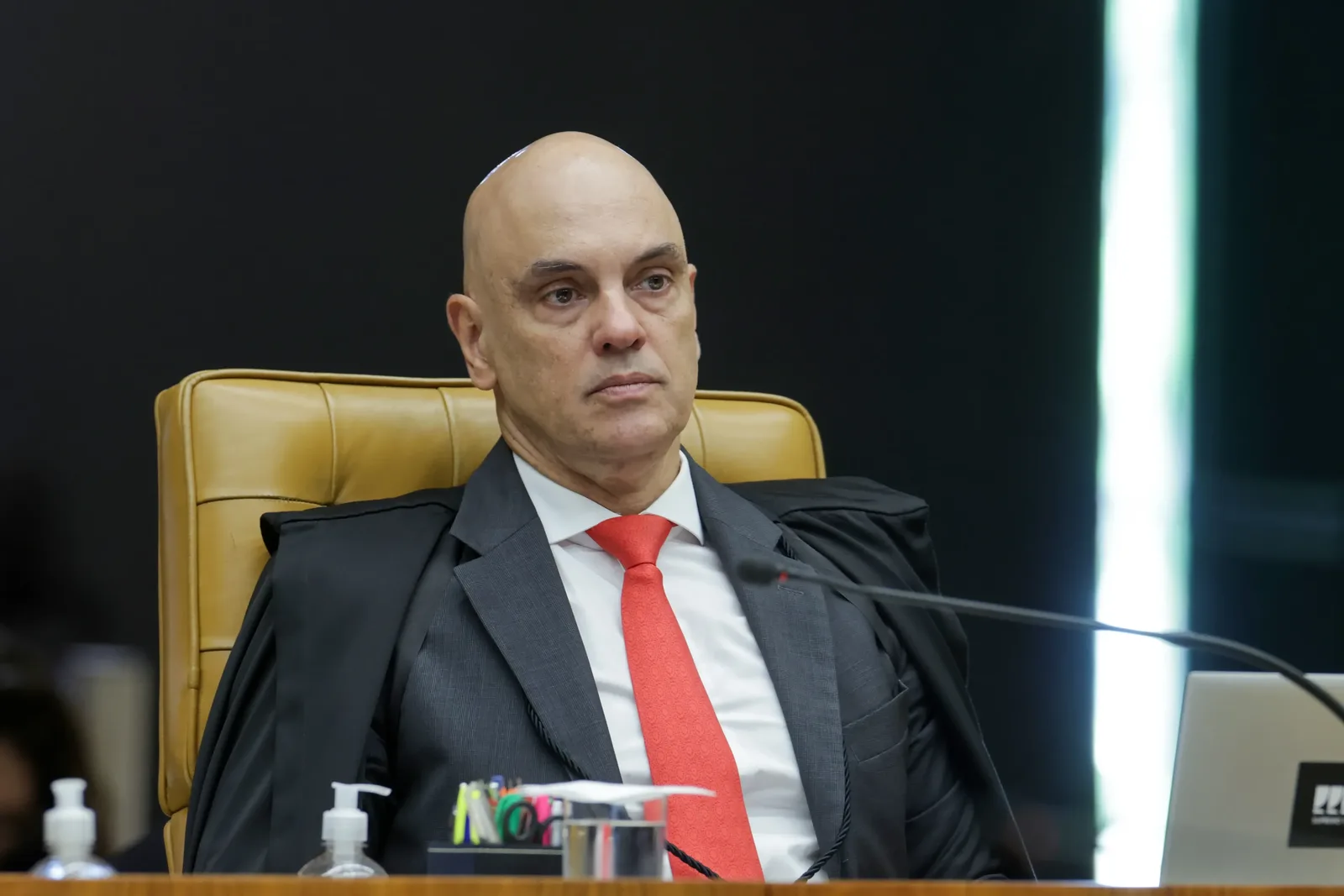 Crise no STF mantém percepção de excesso de poder, mas pouco muda intenção de voto