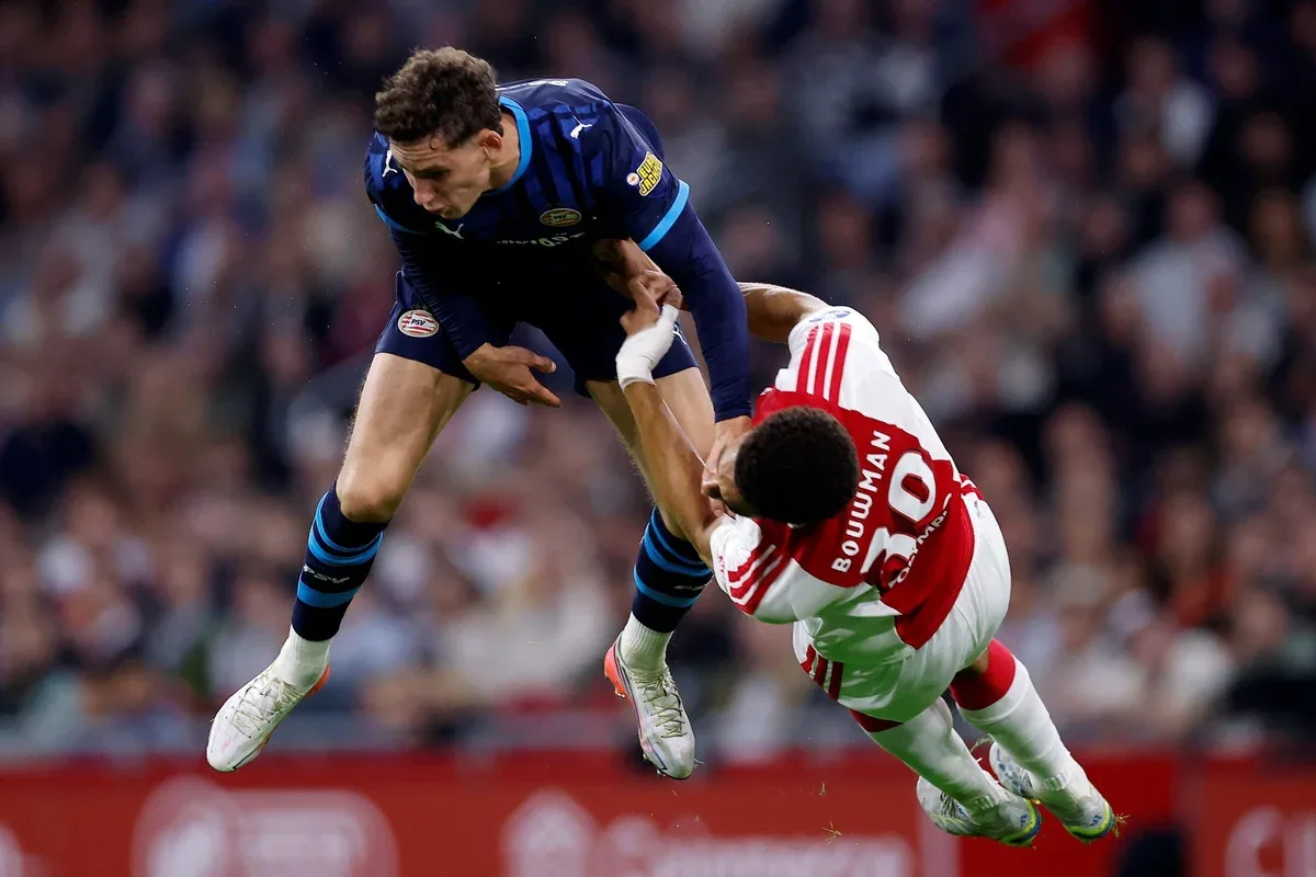 Zagueiro do Ajax sofre esmagamento dos pulmões em clássico contra o PSV