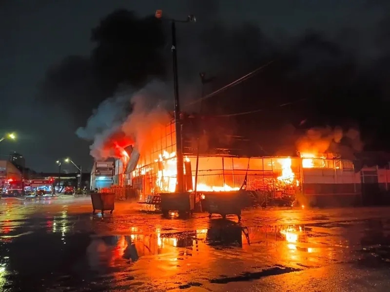 Ceagesp mantém operações após incêndio destruir pavilhão na zona oeste de São Paulo