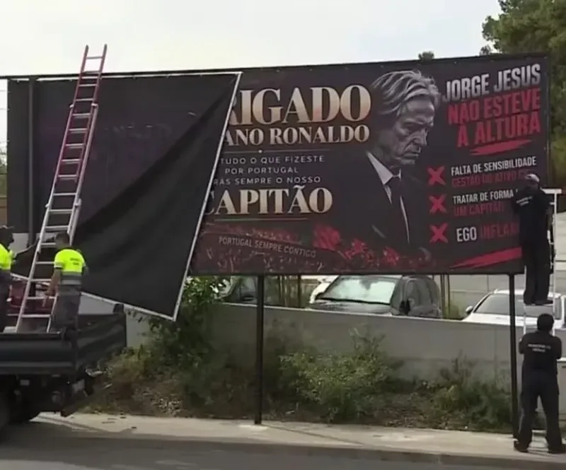 Outdoor em defesa de Cristiano Ronaldo é retirado em Portugal