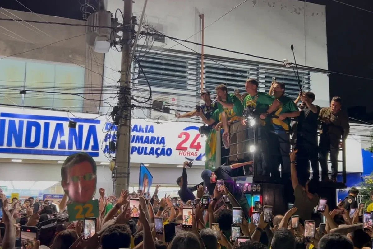 Flávio Bolsonaro cumpre agenda em Minas e participa de ato com Nikolas