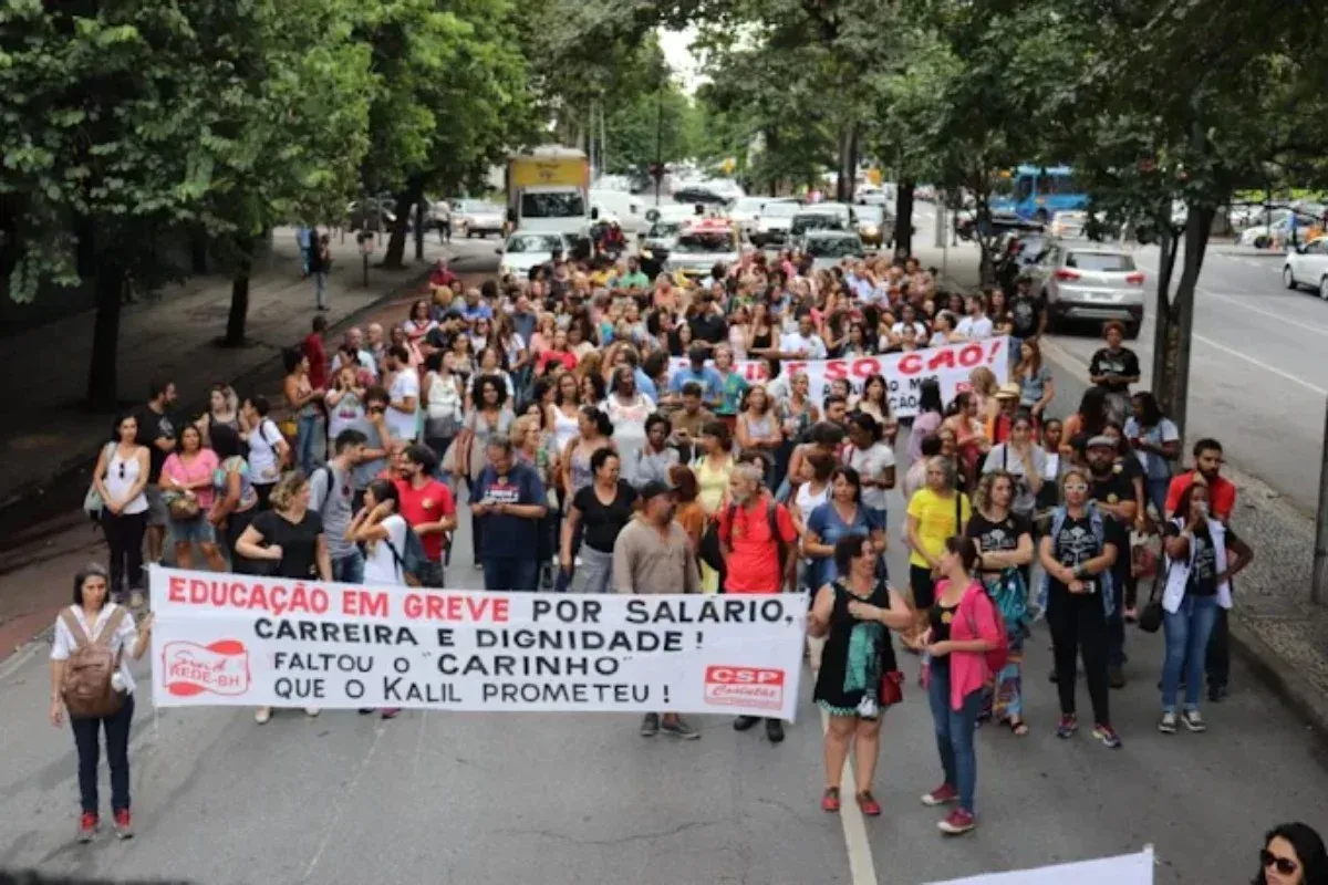 Servidores de BH cobram valores de reposição após greve na educação