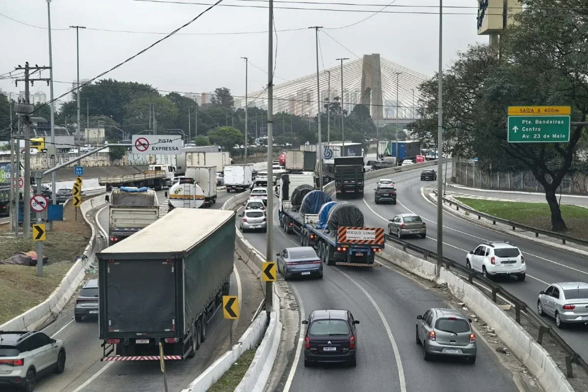 Fiscalização eletrônica impulsiona alta de multas em São Paulo em 2026
