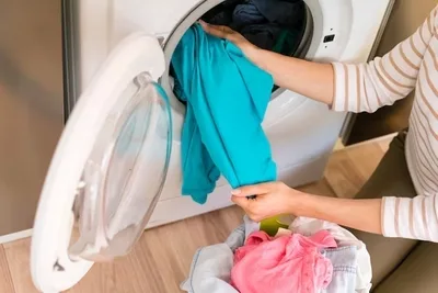 Como usar desinfetante em roupas com odor persistente