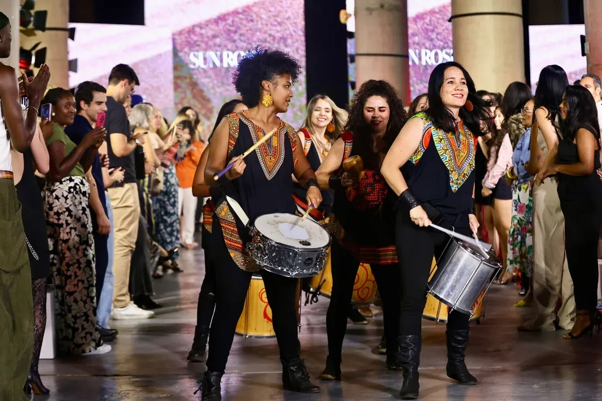 Desfiles em Brasília combinam moda, música e técnicas artesanais
