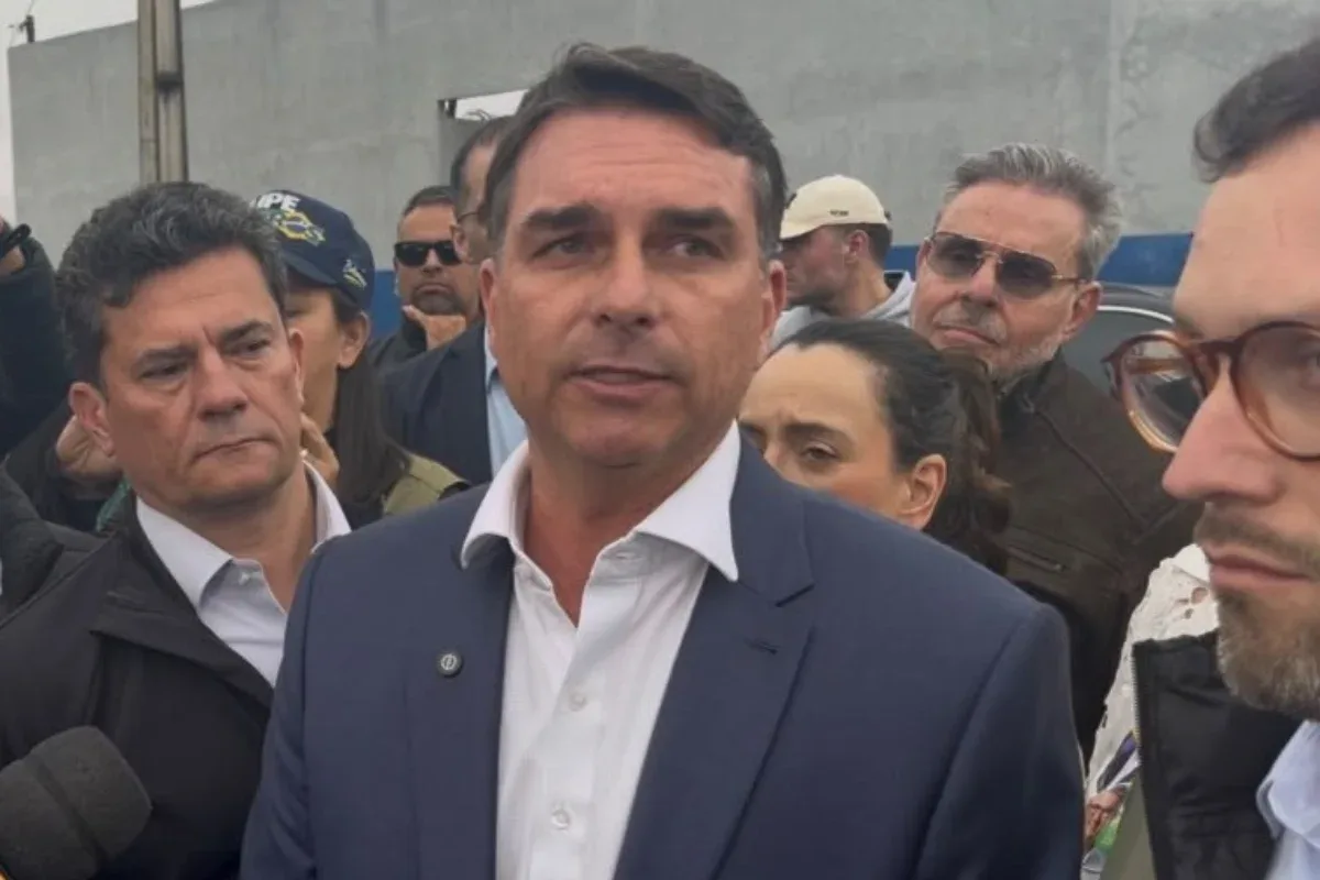 Flávio Bolsonaro questiona inclusão de Mendonça em inquérito do STF