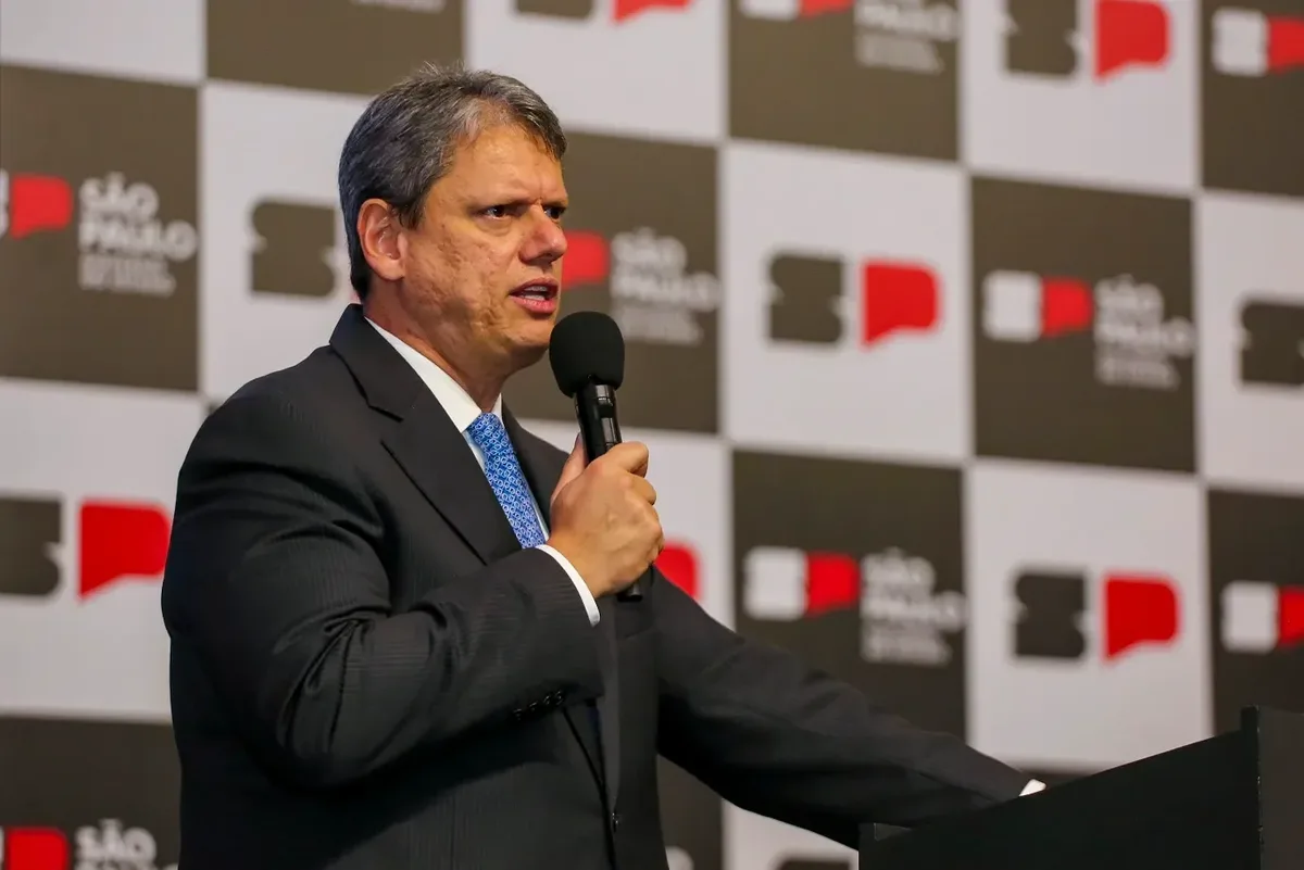 Tarcísio lidera disputa pelo governo de São Paulo com 54,8% no primeiro turno