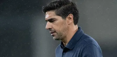 Abel critica microfones e cobra critérios iguais após Palmeiras perder liderança