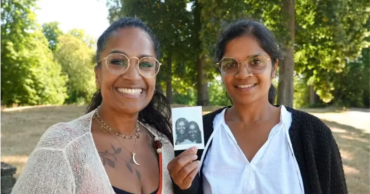 Teste de DNA revela que amigas adotadas eram irmãs biológicas