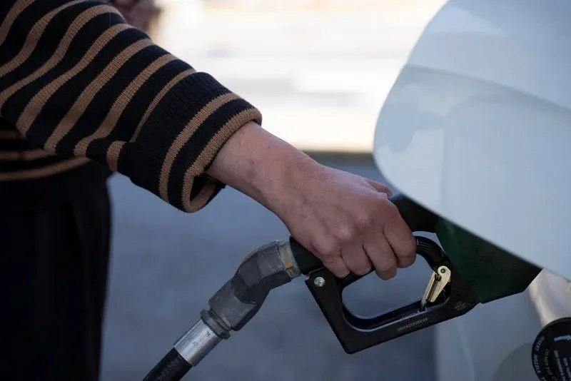 Gasolina acima de US$ 4 amplia pressão sobre famílias nos Estados Unidos