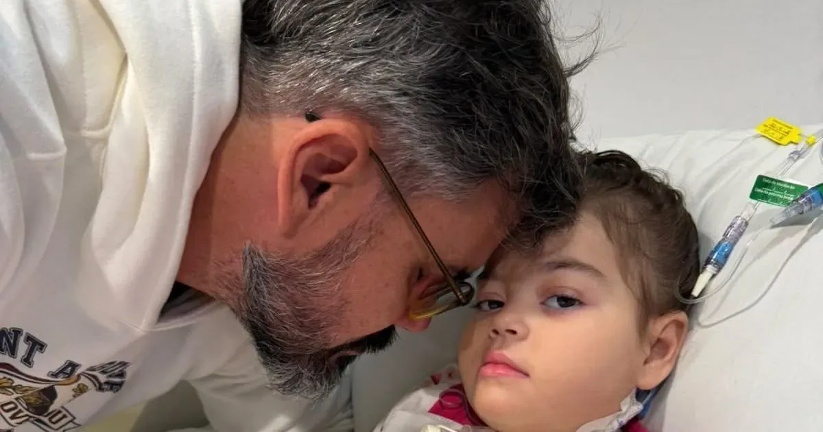 Filhos de Juliano Cazarré visitam Guilhermina após 15 dias no hospital