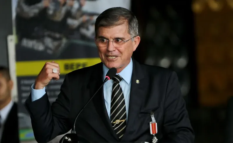 General Guilherme Theophilo disputa vaga no Senado pelo Ceará em 2026