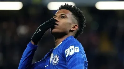 Estêvão enfrenta concorrência e adaptação tática no Chelsea