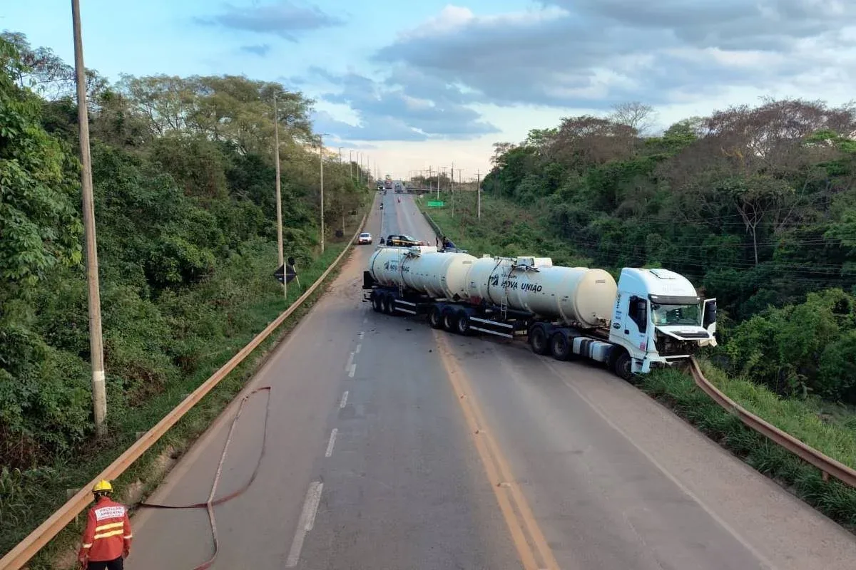 Motorista morre após colisão entre carro e caminhão-tanque na BR-080