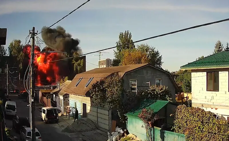 Escola em Kiev é atingida por drone russo e pega fogo