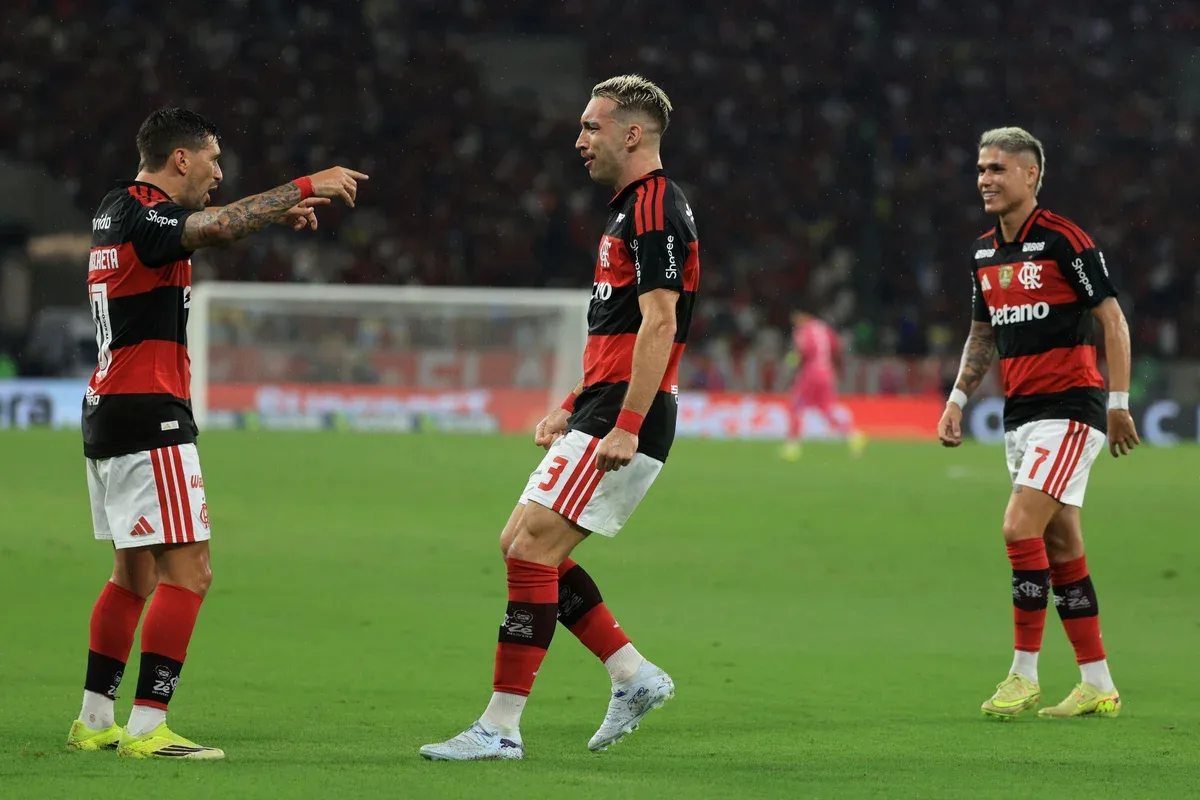 Jogadores do Flamengo criticam condições do gramado do Maracanã