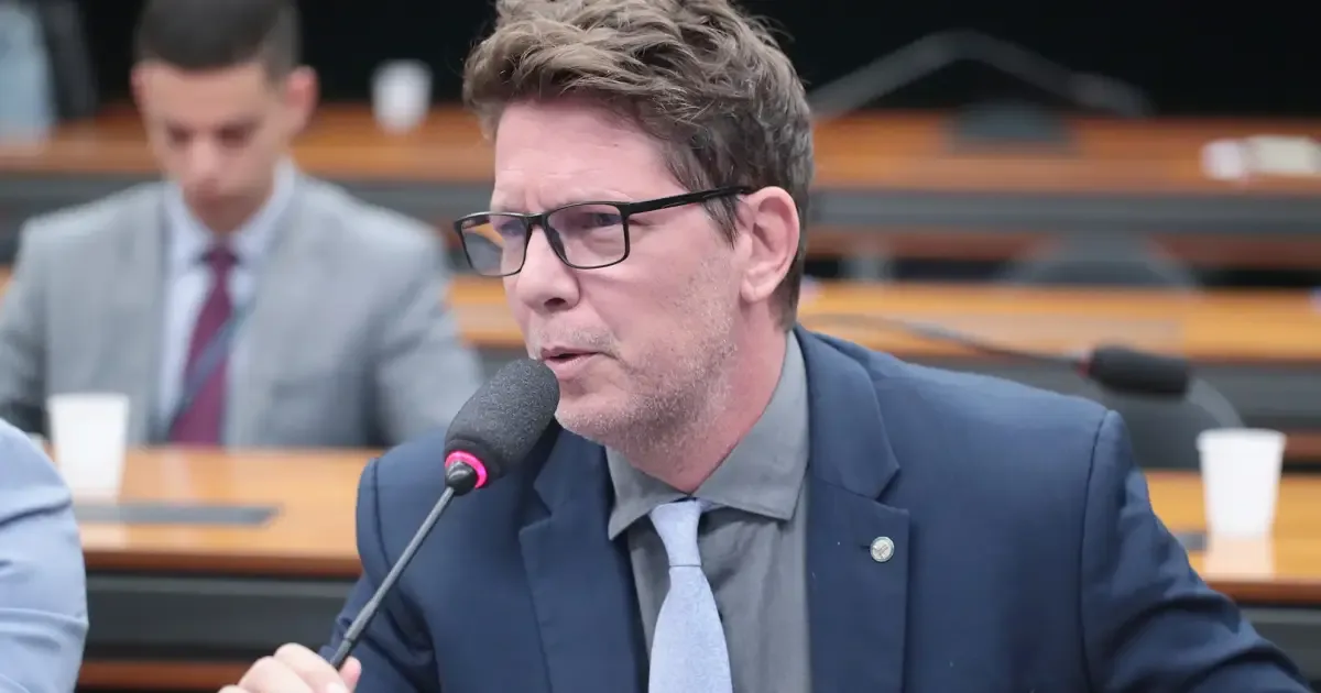Decisão de Dino reúne apurações sobre recursos públicos e cita Mario Frias