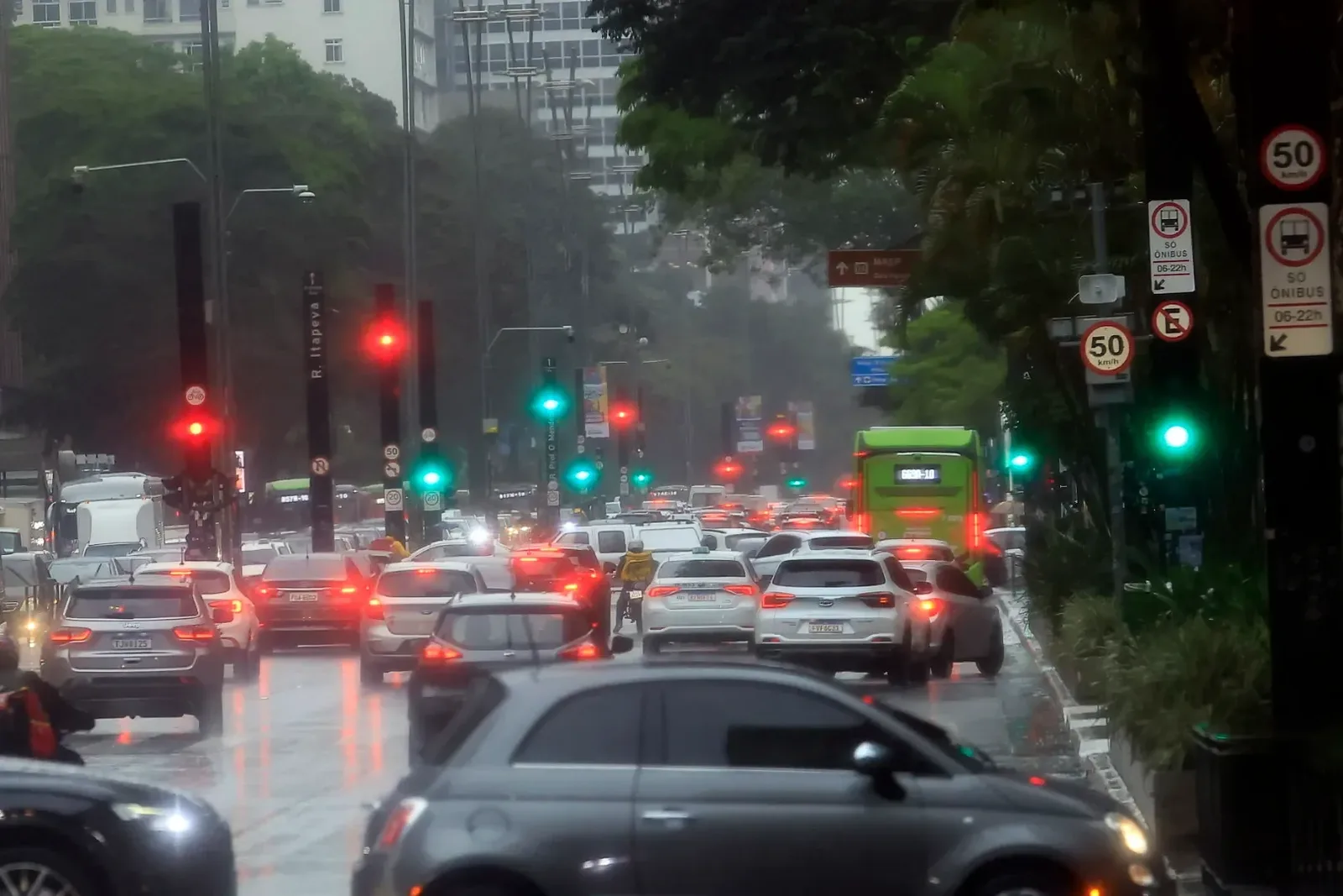Chuva interrompe energia em 33 zonas eleitorais de São Paulo
