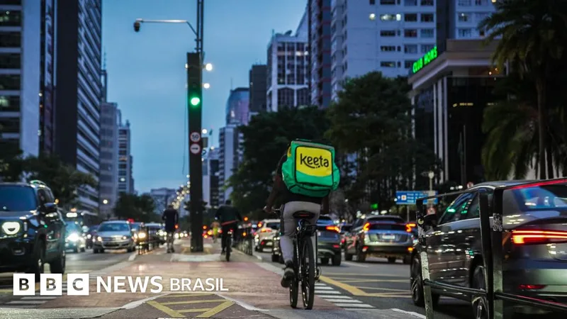 Trabalho por aplicativos iguala renda, mas amplia jornada e informalidade