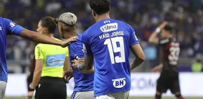 Pênalti provoca discussão entre Matheus Pereira e Kaio Jorge no Cruzeiro