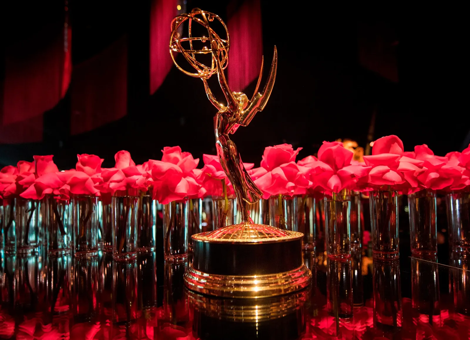 Emmy 2026 tem prêmio póstumo, série cancelada e vitória brasileira