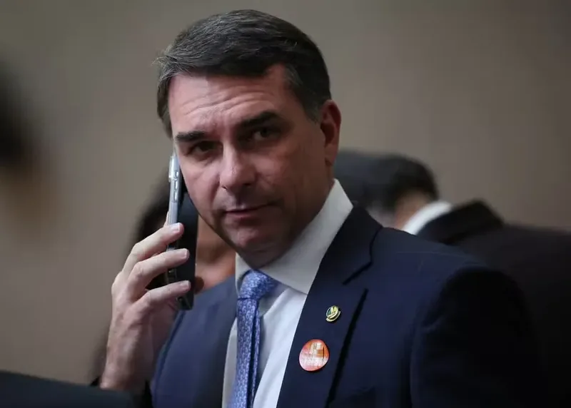 Bispo católico cobra Flávio Bolsonaro por promessa de decreto sobre Jesus Cristo
