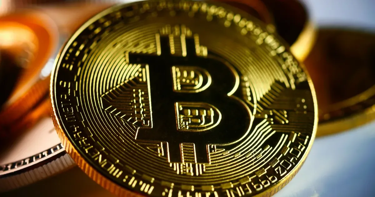 Bitcoin avança após inflação americana aliviar pressão sobre juros do Fed