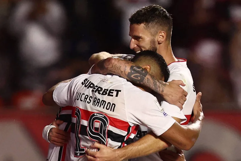 Luciano supera marca de Careca em vitória do São Paulo sobre o Atlético-MG