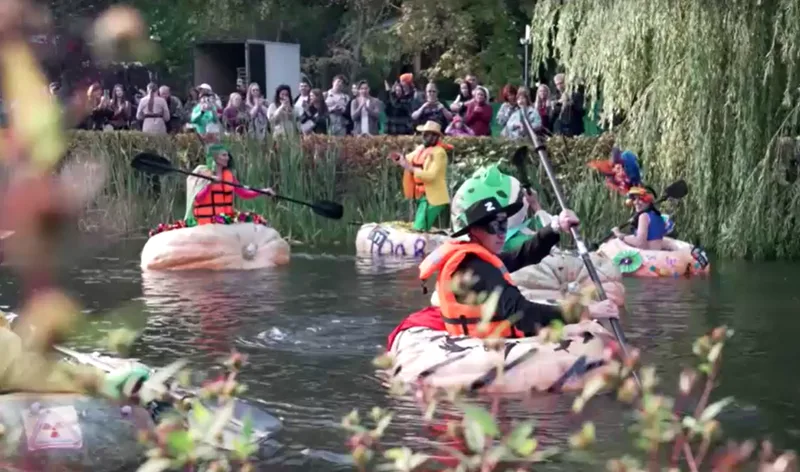 Festival em Moscou transforma abóboras gigantes em barcos para corrida
