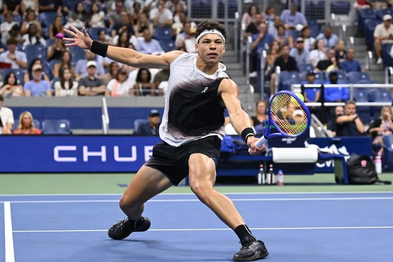 Shelton supera Tsitsipas e avança às quartas do US Open