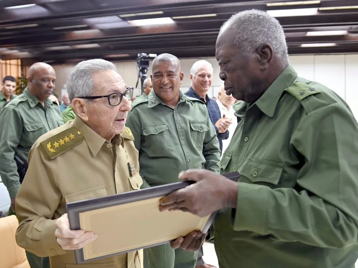 Raúl Castro aparece em evento público ao lado de Díaz-Canel em Cuba