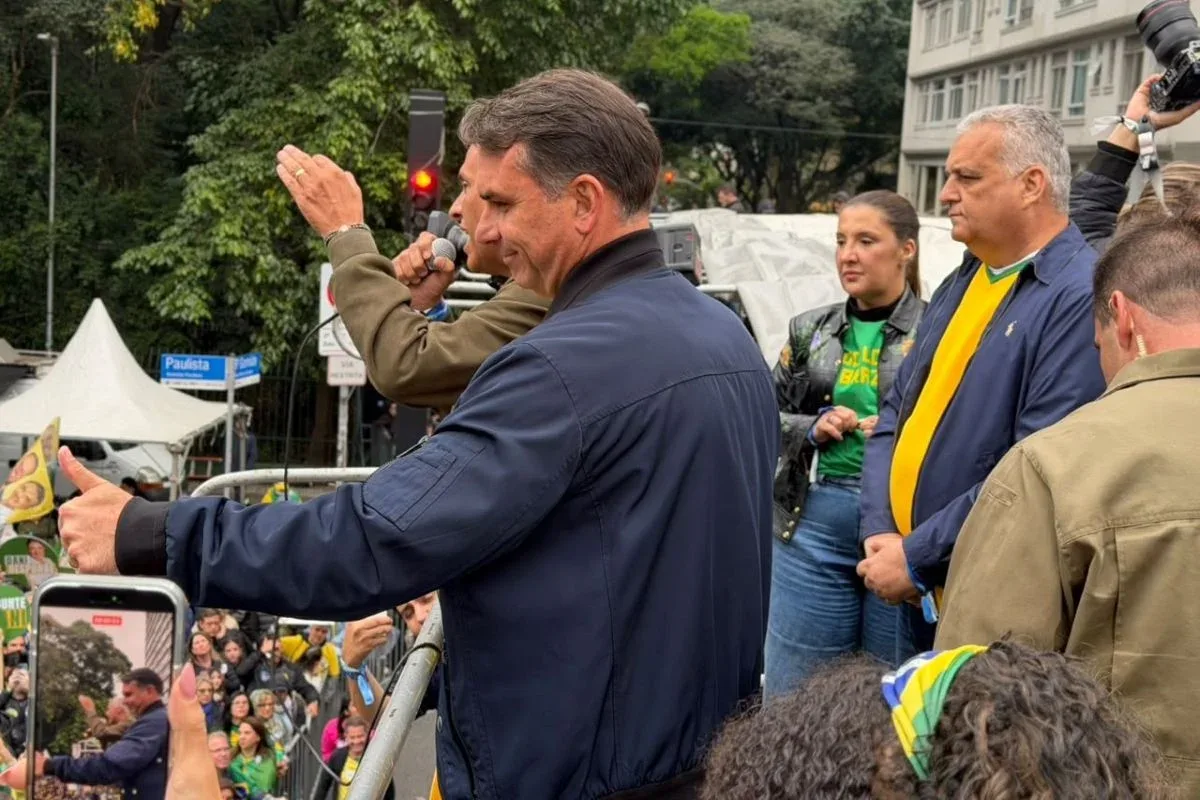 Flávio Bolsonaro associa voto em Lula a apoio a Alexandre de Moraes em ato em SP
