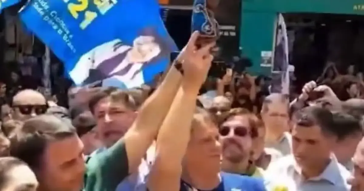 Flávio Bolsonaro levanta imagem de Nossa Senhora em caminhada por São Paulo