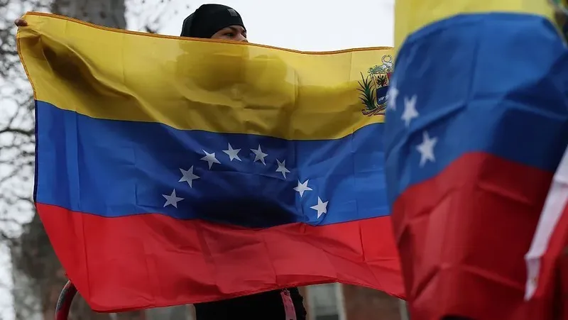 Opositores venezuelanos voltam ao país após queda de Maduro