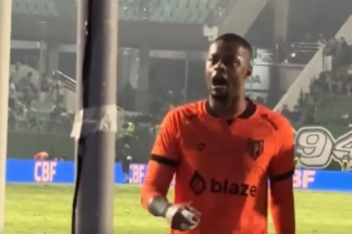 Discussão após clássico expõe tensão entre Adson Batista e Paulo Vítor