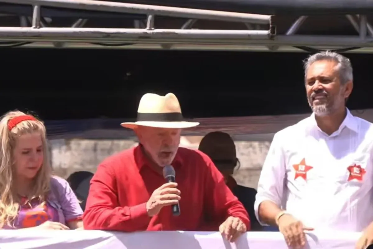 Em Fortaleza, Lula pede votos para mulheres e critica fala curta de aliados