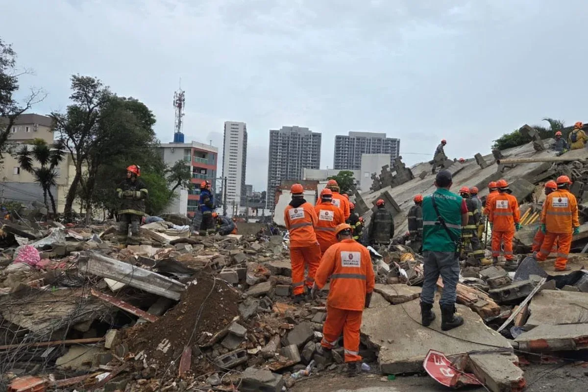 Bombeiros mantêm buscas por três vítimas após desabamento na Penha